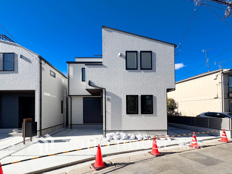 白を基調としたモダンな新築住宅。駐車スペースも確保され、快適な住環境が魅力です。