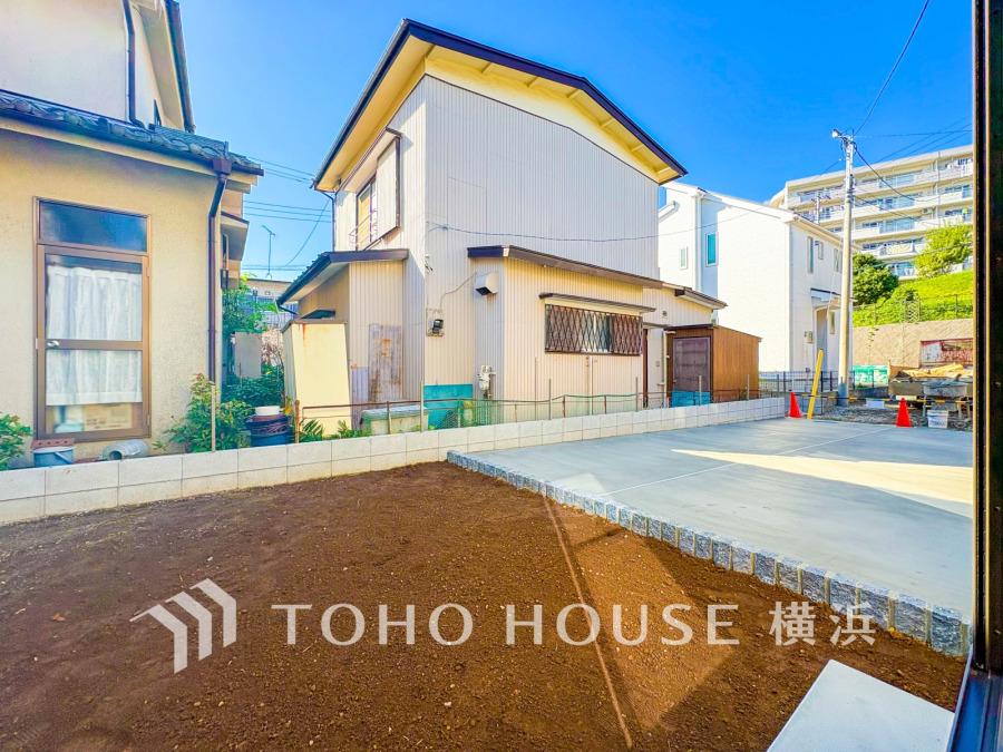 毎日の暮らしの中に癒しを与えてくれるお庭スペース。小さなお子様の遊び場にもちょうど良い空間です。ガーデニングで色とりどりの草花を綺麗に飾ればより一層華やかな空間になります。