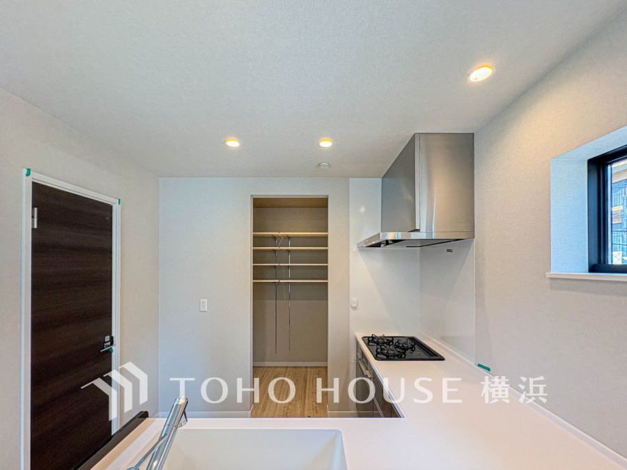 キッチンには大型のパントリーを設置。多目的に使える充実の空間です。
