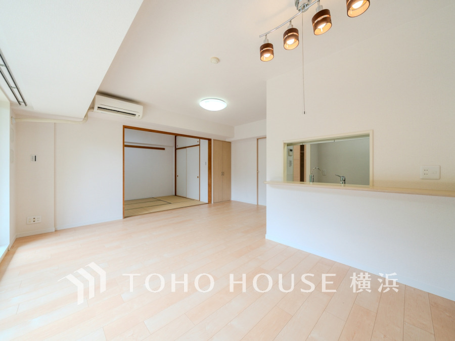 明るく開放的な空間が広がるLDK。室内には豊かな陽光が注ぎ込み、爽やかな住空間を演出。
