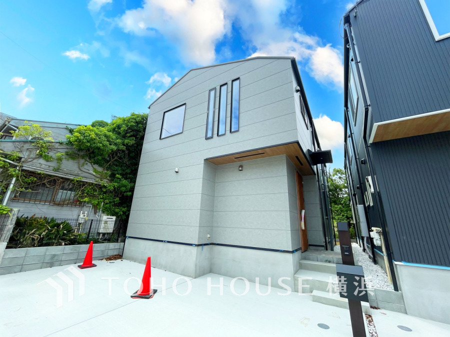 風を感じ青い空から太陽の恵みを感じる温もり溢れる佇まい。住む人を映し出す洗練された佇まいは、いつまでも輝き続けながらいつしか街の風景に溶け込んでいきます。