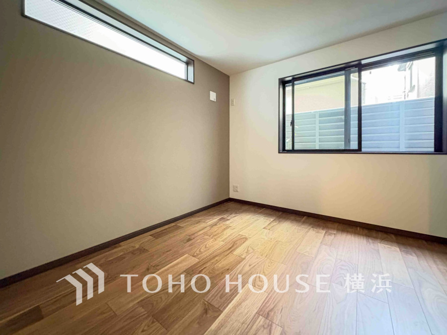 穏やかな風と陽光を導き、プライバシーに配慮された設計プランを採用し、居住性を一段と心地よいものにしています。明るく開放的な空間を演出しております。
