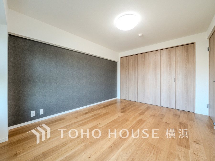 9.5帖のゆとりある洋室。大容量の収納とアクセントウォールも魅力です。