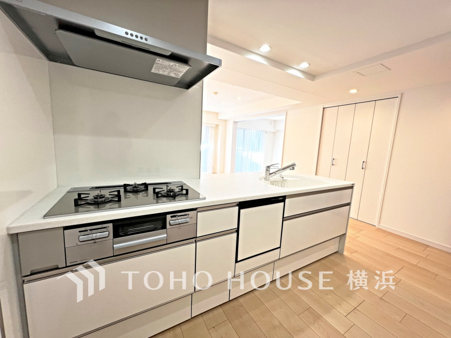 新規交換された清潔感溢れるシステムキッチンは便利な食洗機付き。