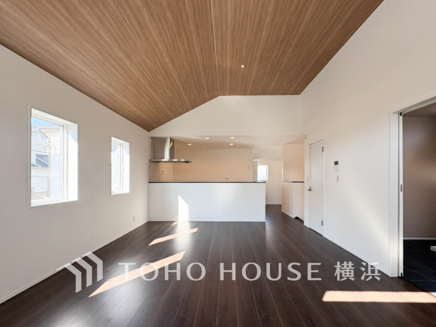 家族と過ごすひと時を溢れる光が優しく包み込むリビングダイニング。家族とともに、心穏やかに過ごすひととき。家族との時間、自分の時間を大切にできる空間がここにあります。