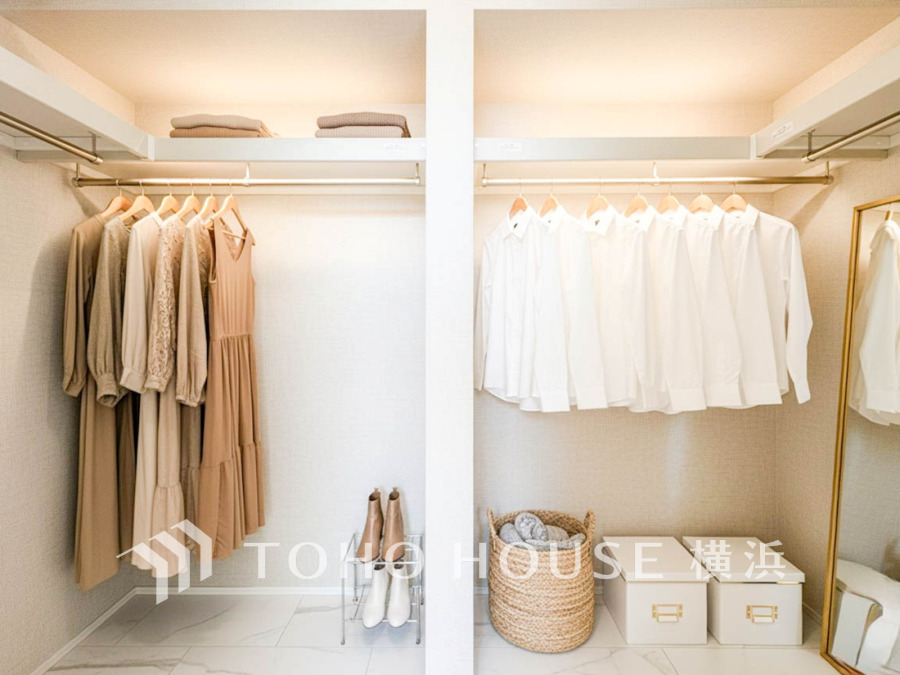 洋服やバッグなどかさばる物を大量に収納できます。タンスなどの収納家具を置かずに済むので、お部屋を丸ごと使えてスッキリ♪（装飾品はAI加工です）