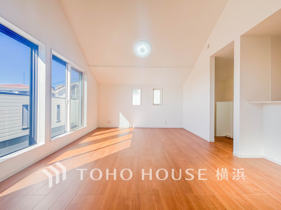 柔らかな色合いのフローリングと清潔感の溢れるクロスが明るい空間を創り出しているリビングダイニング。憩いの場に相応しく、ここで楽しむ家族の時間が絆をより深めてくれそうです。