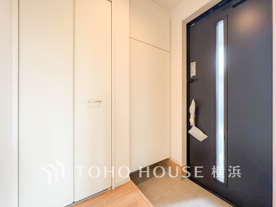 清潔感溢れる玄関がお出迎えする本邸宅の物語は、ここから始まる日常を期待させます。この場所には「希望」と「優越」で包み込んでくれる「特別」な空間があります。