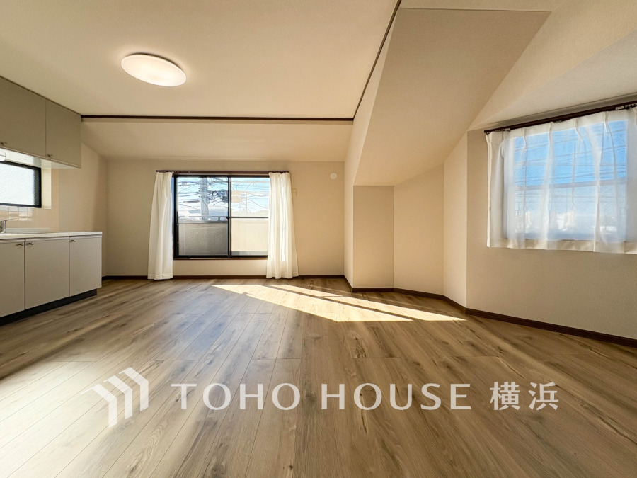 光と風があふれる開放的なリビングダイニングには自然と家族みんなが集まってきます。明るく穏やかな空気のなかで飲んだり、食べたり、笑ったり。