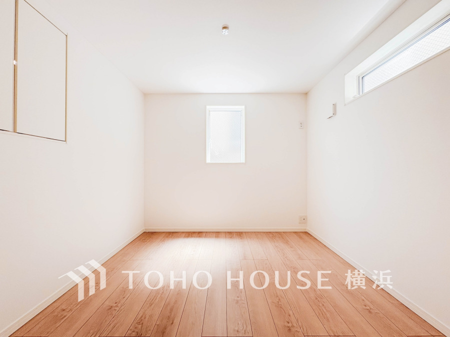 穏やかな風と陽光を導き、プライバシーに配慮された設計プランを採用し、居住性を一段と心地よいものにしています。明るく開放的な空間を演出しております。
