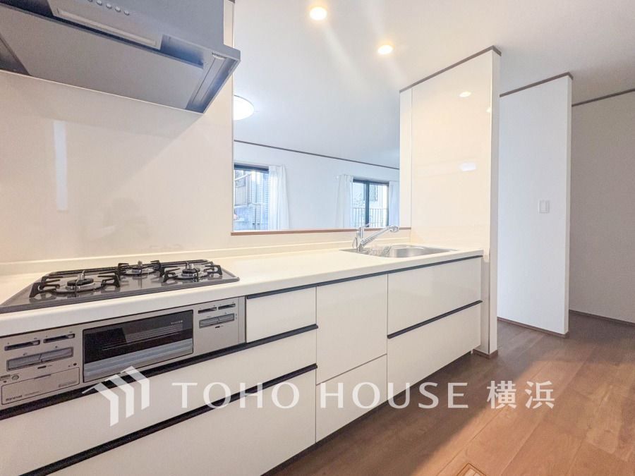 ご家族みんなで調理ができる位のスペースを実現したキッチン空間となっております。みんなで作った料理を召し上がりながらの会話は、どのような物になるのでしょうか。