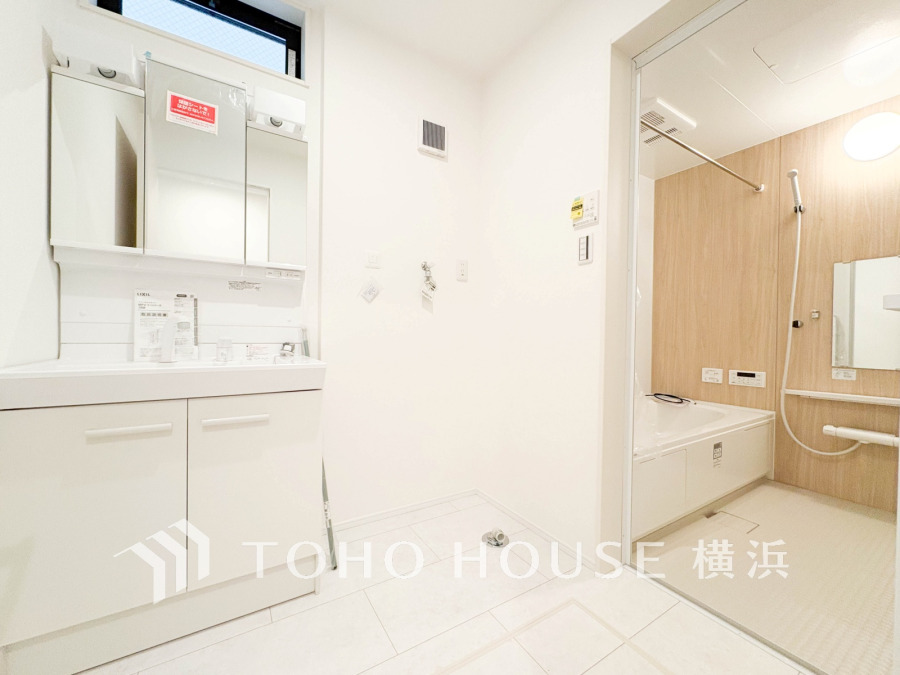 一日の始まりと終わりを心地よく演出し、多彩な機能が備えられたパウダールーム。心地よいリフレッシュ空間。清潔感ある洗面台は、身だしなみチェックや肌のお手入れに。