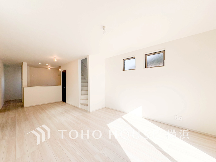 家族と過ごすひと時を溢れる光が優しく包み込むリビングダイニング。家族とともに、心穏やかに過ごすひととき。家族との時間、自分の時間を大切にできる空間がここにあります。