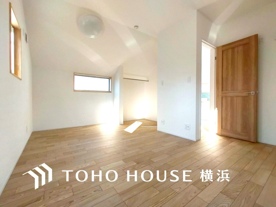 2階の洋室は、扉も収納も2つ設置されており、将来的に仕切って2部屋としてご使用頂ける未来志向の間取り。お子様の成長や多様なライフスタイルに対応できる永く快適なお住まいに仕上げております。