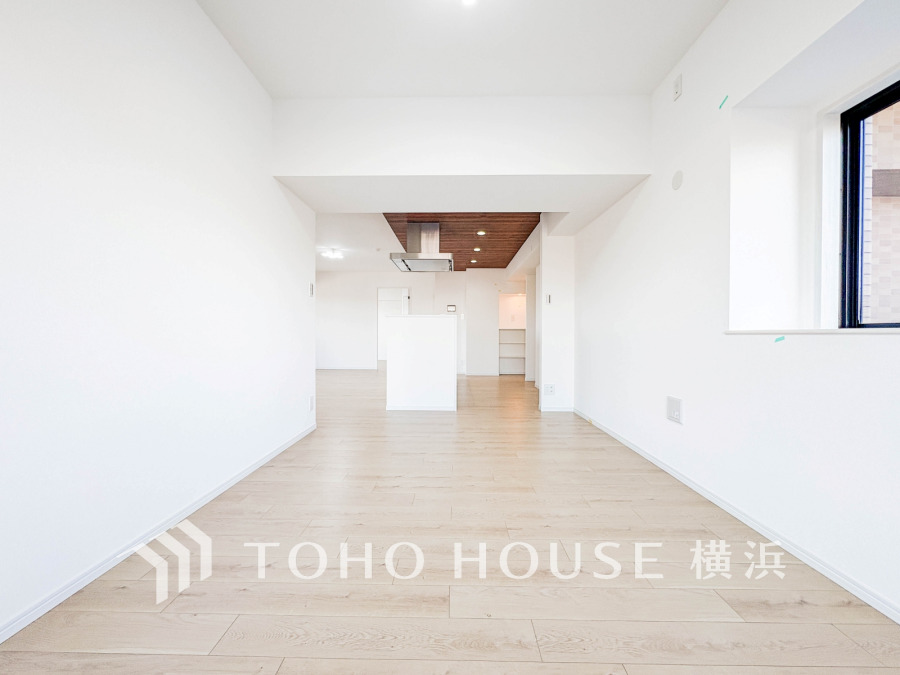 ここにはみんなが集い、食事と楽しい会話が始まる。話に夢中になりすぎて、ついつい時を忘れてしまう。そんな束の間の幸せを感じさせてくれる場所。