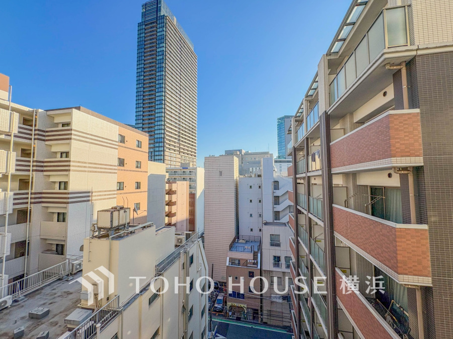 高層ビルを望む都会の眺望が魅力。陽当たり良好で開放感ある快適な住環境です。