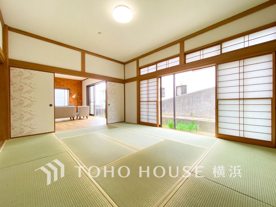 とても上質感を感じることができる和室は、暖かな陽射しがたっぷりと入る気持ちの良い空間。多目的に使用できる快適なお部屋としてお使い頂けます。