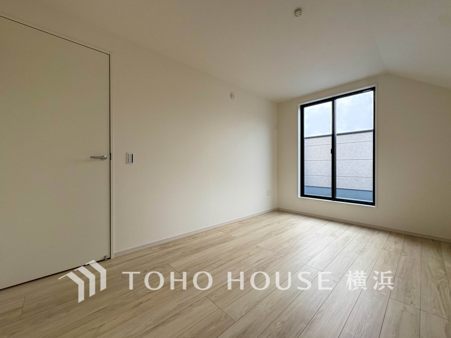 シンプルで明るい空間が広がる洋室。大きな窓から自然光をたっぷり取り込み、快適な居住空間を実現します。