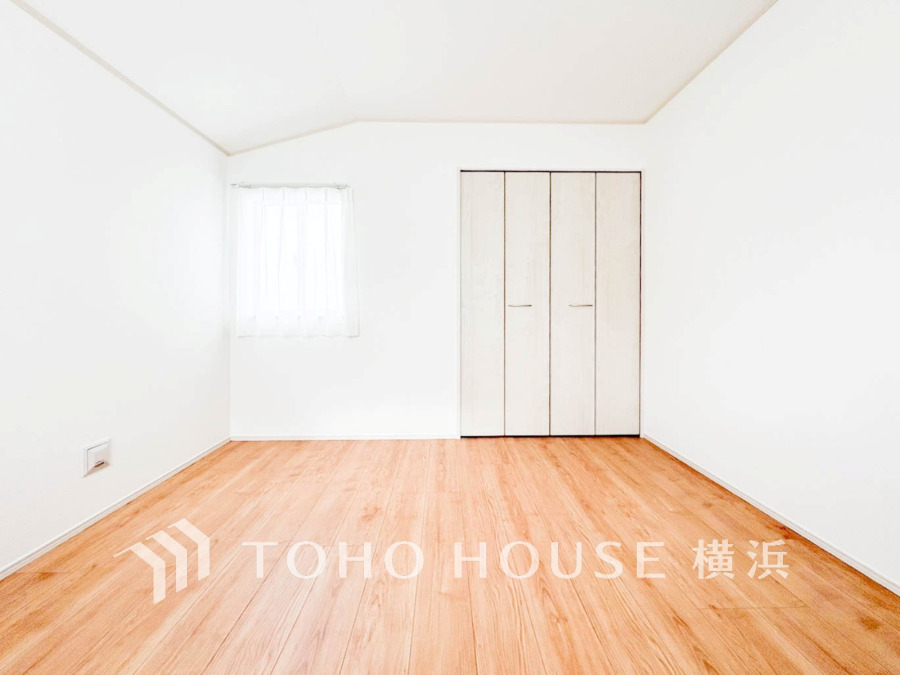 大きな窓からたっぷりと陽光が注がれる明るい空間。家族の成長に対応できる永住仕様の間取り。時を忘れて過ごす場所として過ごせるお部屋。