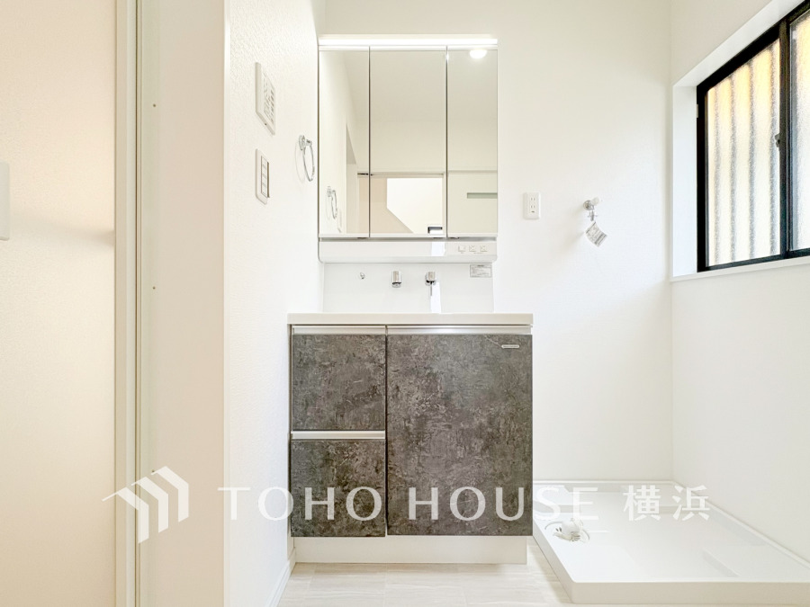 新規交換された洗面化粧台は美しく使いやすい機能が備えられています。