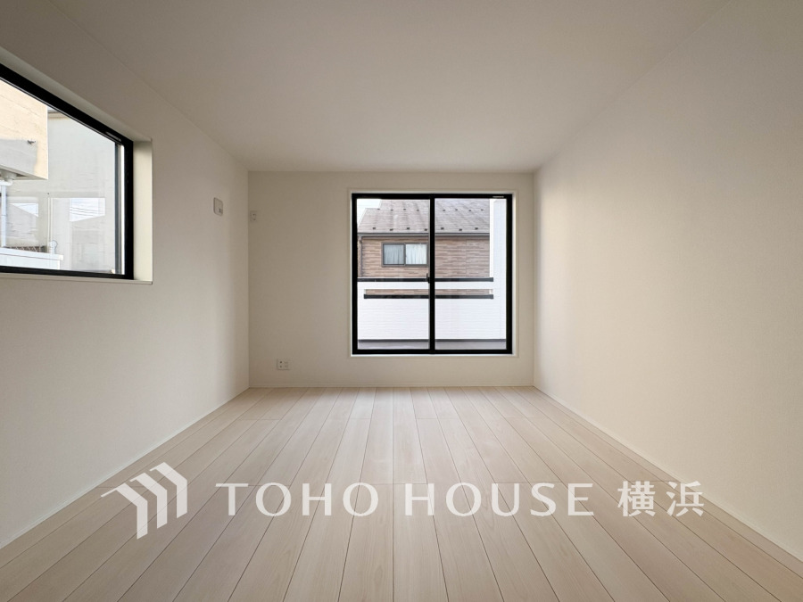 明るい自然光が差し込む、シンプルで清潔感あふれる洋室。ゆったりとした空間設計が魅力です。