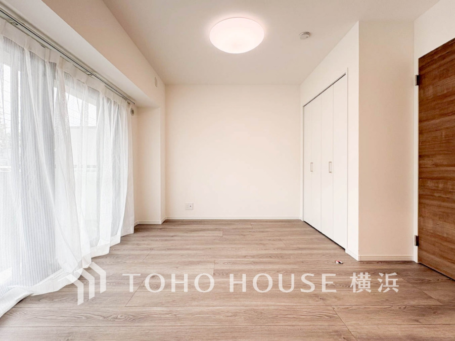 過ぎ行く時間をゆったりと感じることができる落ちついたプライベートルーム。リビングで楽しく過ごした後はゆっくり寛ぎの時間を満喫できます。静かな環境でリラックスタイムを愉しんで。