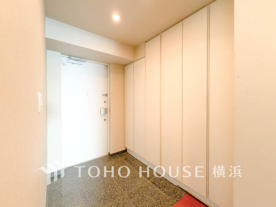 豊かなプライベートタイムへ誘うモダンテイストな玄関。デザインや素材が美しい調和を奏でている空間です。お客様をお迎えする玄関は落ち着いた雰囲気です。