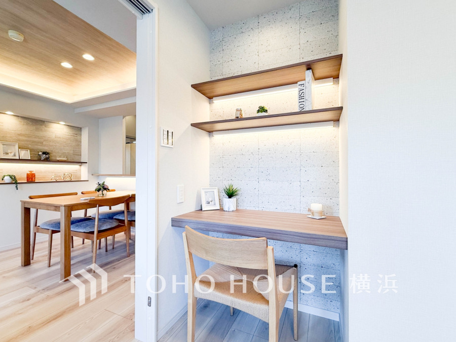 リビング隣接した洋室の一角を利用したデスクスペース。ちょっとしたワークスペースとして便利ですね。