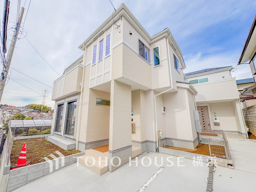 その邸が魅せる、気品・上質・重厚感・極細やかさ、そのすべては訪れた者に安らぎと品性を与える特別な空間です。ここに住むからこそ意味がある。すべての（始まり）をここから迎えます。