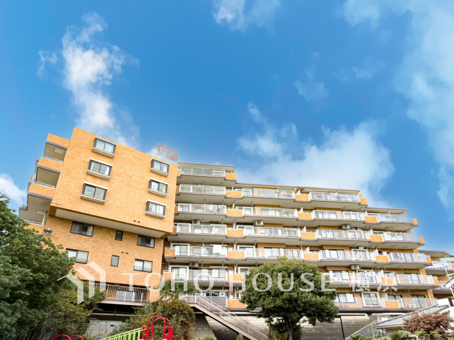 陽当たり良好な6階建てマンション。バルコニー付きの明るい住戸が並び、緑豊かな環境に囲まれています。