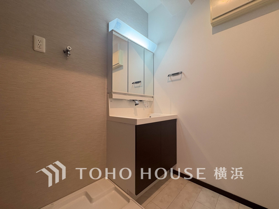 十分な大きさの洗面台は、身だしなみチェックや歯磨きなど、朝の慌ただしい時間でも余裕とゆとりを感じて頂けます。