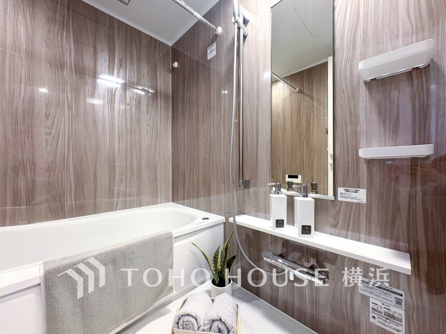 上質が感じられるカラーリングで、清潔な空間美を実現。一日の疲れが癒される優雅なバスタイムを堪能できるゆとりあるバスルームです。