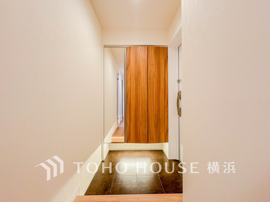 居住者の帰り、訪れる方を優しく迎え、やすらぎに満ちた生活空間を予感させる。健やかな暮らしを楽しめそう。