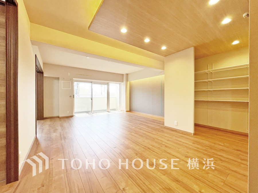 柔らかな光が広がり、デザインされた美しい内装が織り成す家族の集う場所。楽しい会話やさまざまな時が織りなすご家族の時間が丁寧に紡がれていく大切な空間。