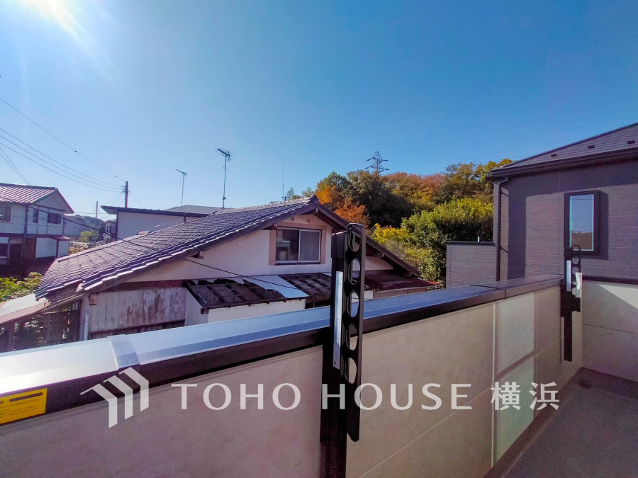 南向きで開放感のあるバルコニーです。日当りがよく、日照時間も長い為洗濯物も短時間で乾きそう。
