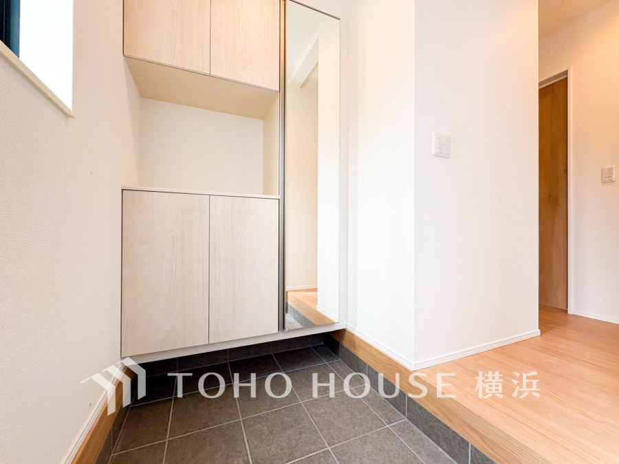 清潔感のある玄関は、収納力に優れたキャビネットと姿見付きで使い勝手も抜群の設計です。