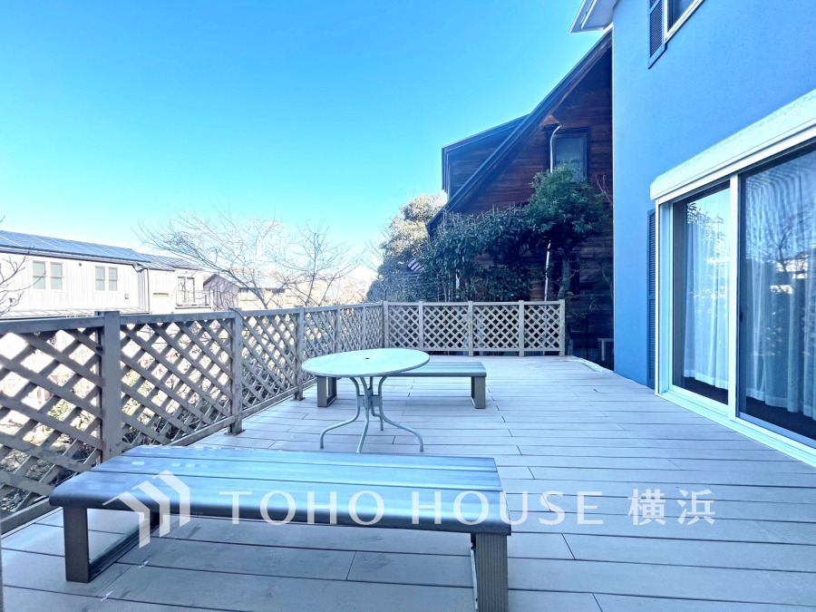 リビングの延長として楽しめる居心地の良いウッドデッキ。ガーデニングを楽しんだり、ペットとのふれあいの場として、時にはアウトドアリビングとしてお食事を楽しむのも贅沢な時間ですね。