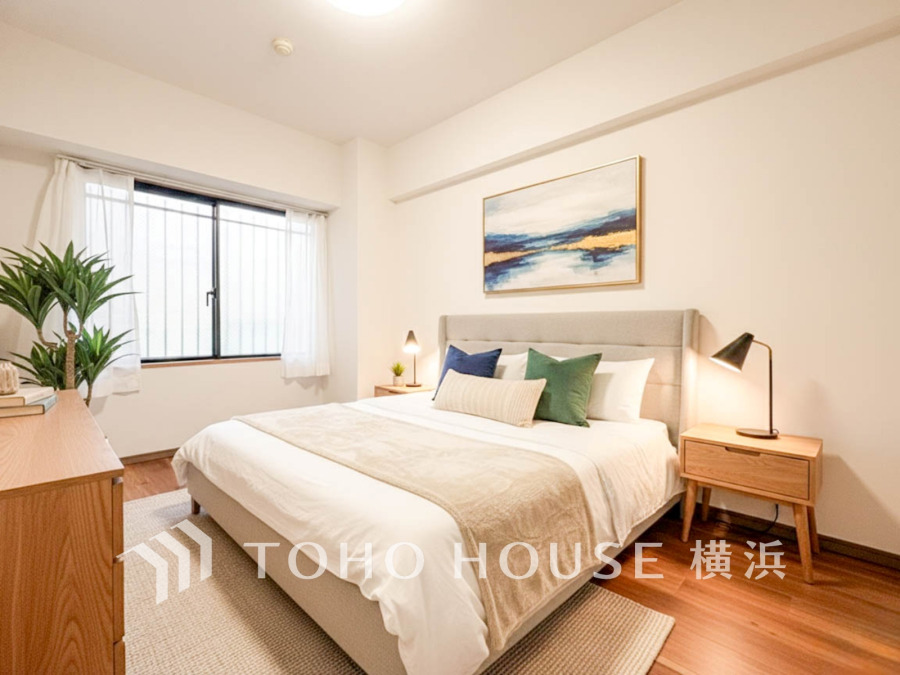 1日の疲れを癒し、心地よく寛げるようゆったりとした広さを確保しています。プライベートタイムをより優雅に穏やかに…。落ち着いた雰囲気を紡ぎます。（家具はAI加工です）