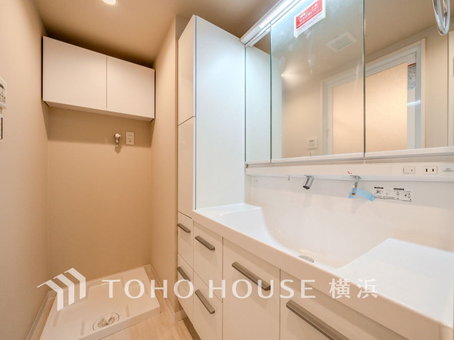 一日の始まりと終わりを心地よく演出し、多彩な機能が備えられたパウダールーム。心地よいリフレッシュ空間。清潔感ある洗面台は、身だしなみチェックや肌のお手入れに。