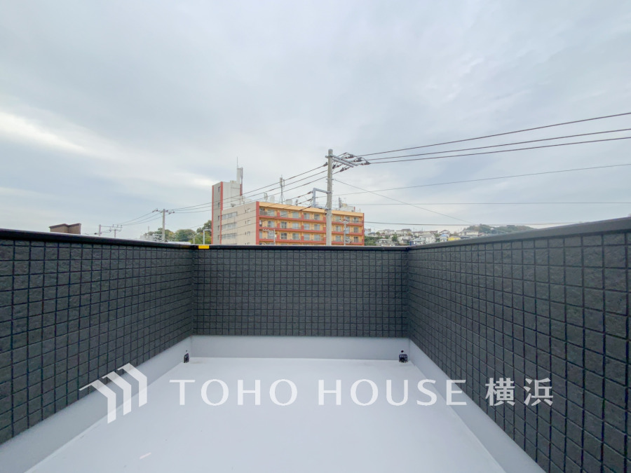 見事なまでの開放的な空間を演出しながら、太陽の笑顔と星々のささやきが舞い込み、爽やかな風を感じられます。