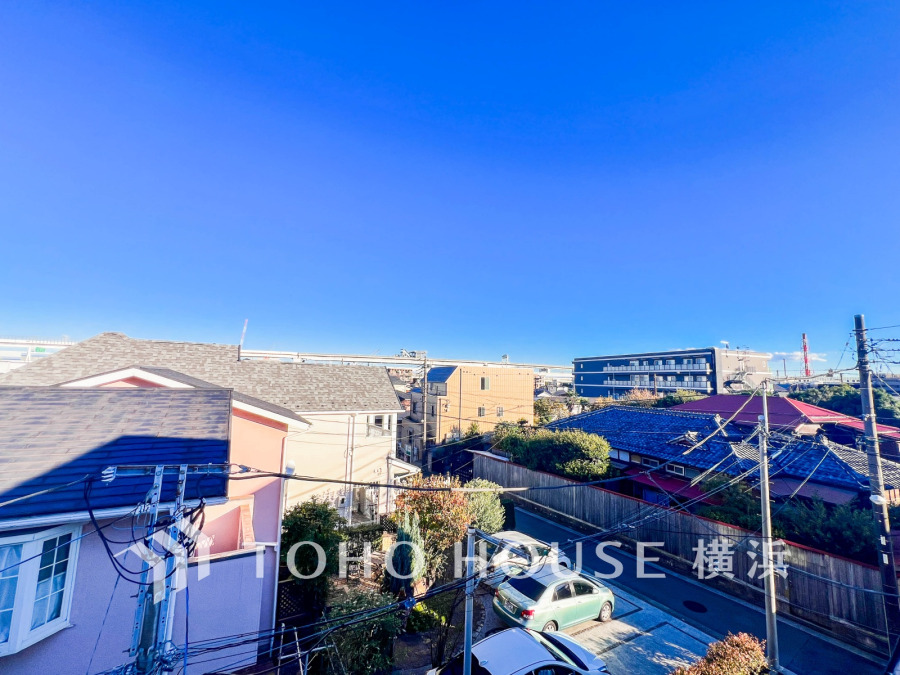 手を伸ばせば、ふれることが出来そうな環境が、そのままインテリアになったような印象です。その豊かな眺望にふさわしい空間には、通風・採光にも優れ、心地よい光と風があふれています。