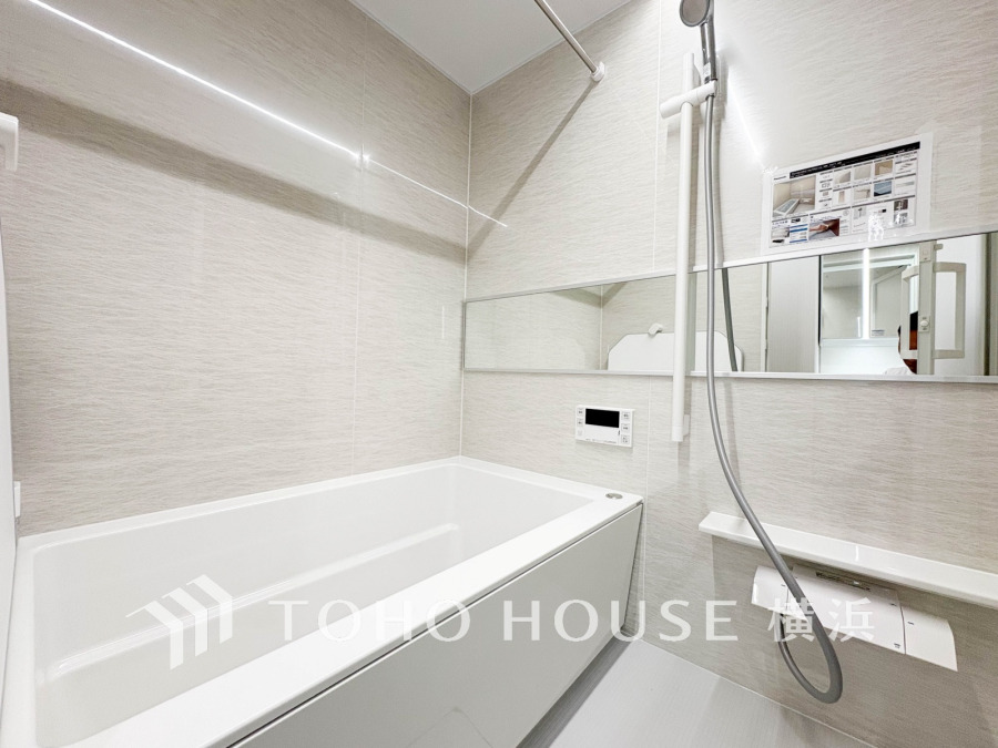 快適な使い心地とゆとりある空間が1日の疲れを解きほぐすバスルーム。空間も浴槽もゆったりのびのび使えるゆとり設計。広く感じるゆとり設計で快適なリラックスタイムを過ごせます。