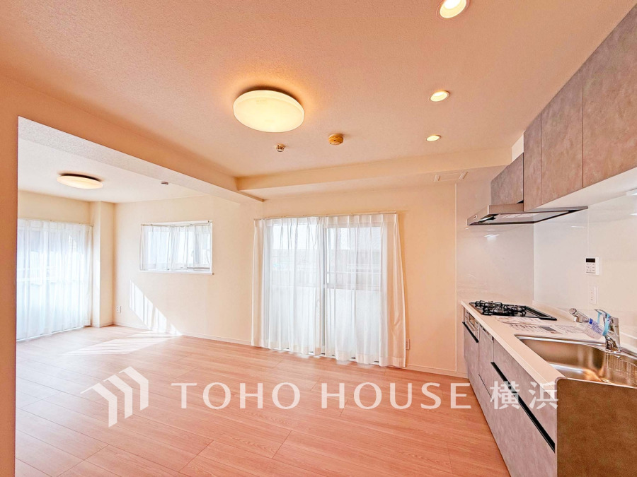 2カ所のバルコニーに面し2面採光の明るく開放感のあるLDK空間