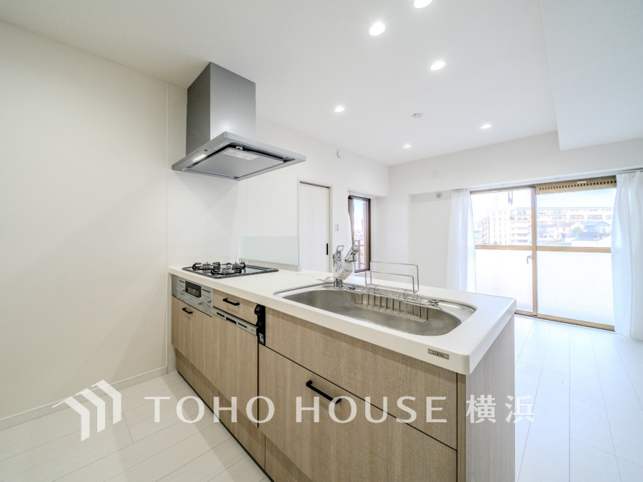 広く取られた対面キッチンは、リビングで寛ぐご家族と会話をしながらお料理が出来ます。高級感のあるカラーで空間をより上質な雰囲気にした、清潔感のあるデザインです。