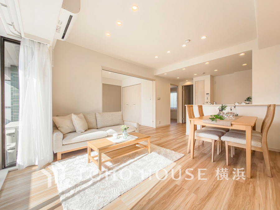 広々としたリビングダイニングは、シックでモダンな内装。落ち着いた雰囲気に包まれて、伸びやかな空間の中で、ゆったりと家族団らんのひとときを過ごせます。