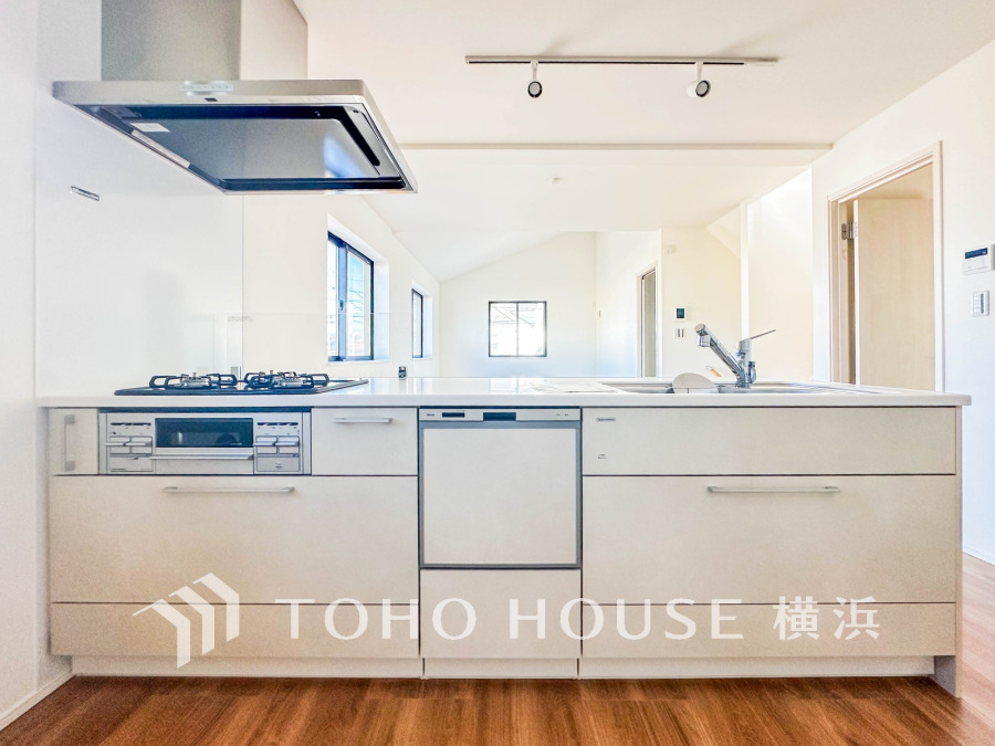 開放的な対面キッチンは、リビングで寛ぐご家族と会話をしながらお料理が出来ます。