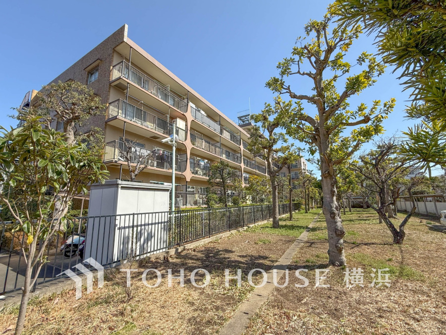 中神池公園隣接で開放感のあるマンション。南西向きで陽当たり良好、木々の緑に癒される穏やかな住環境です。