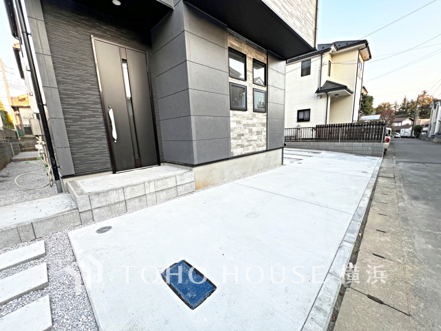 ゆったりとした駐車スペースを確保いたしましたので、大きめのお車でも駐車可能です。自転車やバイクなど、ゆとりのある敷地で置き場所に困ることはないでしょう。