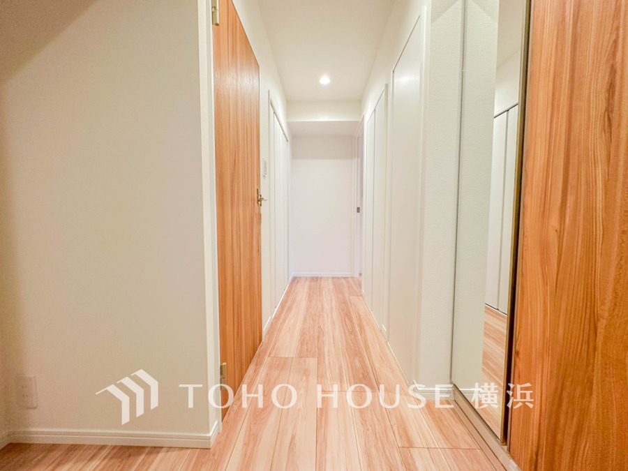 収納充実の玄関スペースは、上質な暮らしを予感させるゆとりある空間です。