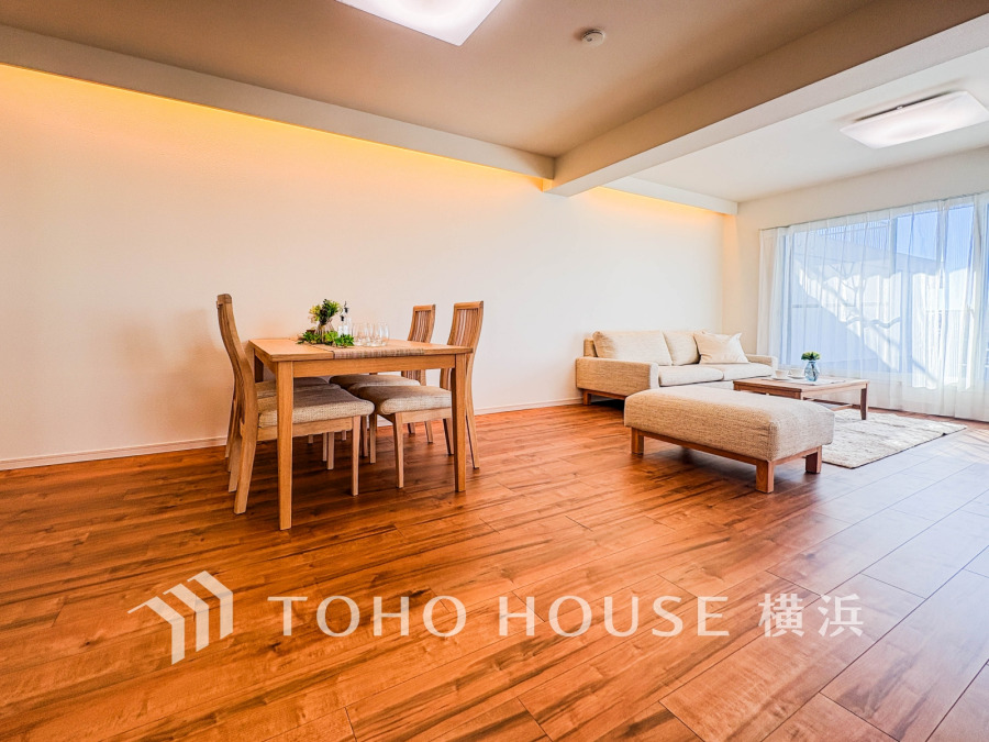 大きな窓から光が降り注ぐ、明るいリビング・ダイニング。家族の笑顔が自然と集まる、心地よい空間です。